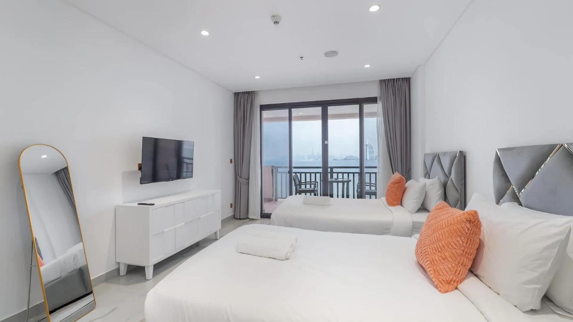 2 Bedroom With Beautiful Full Palm Waters Views Dubai