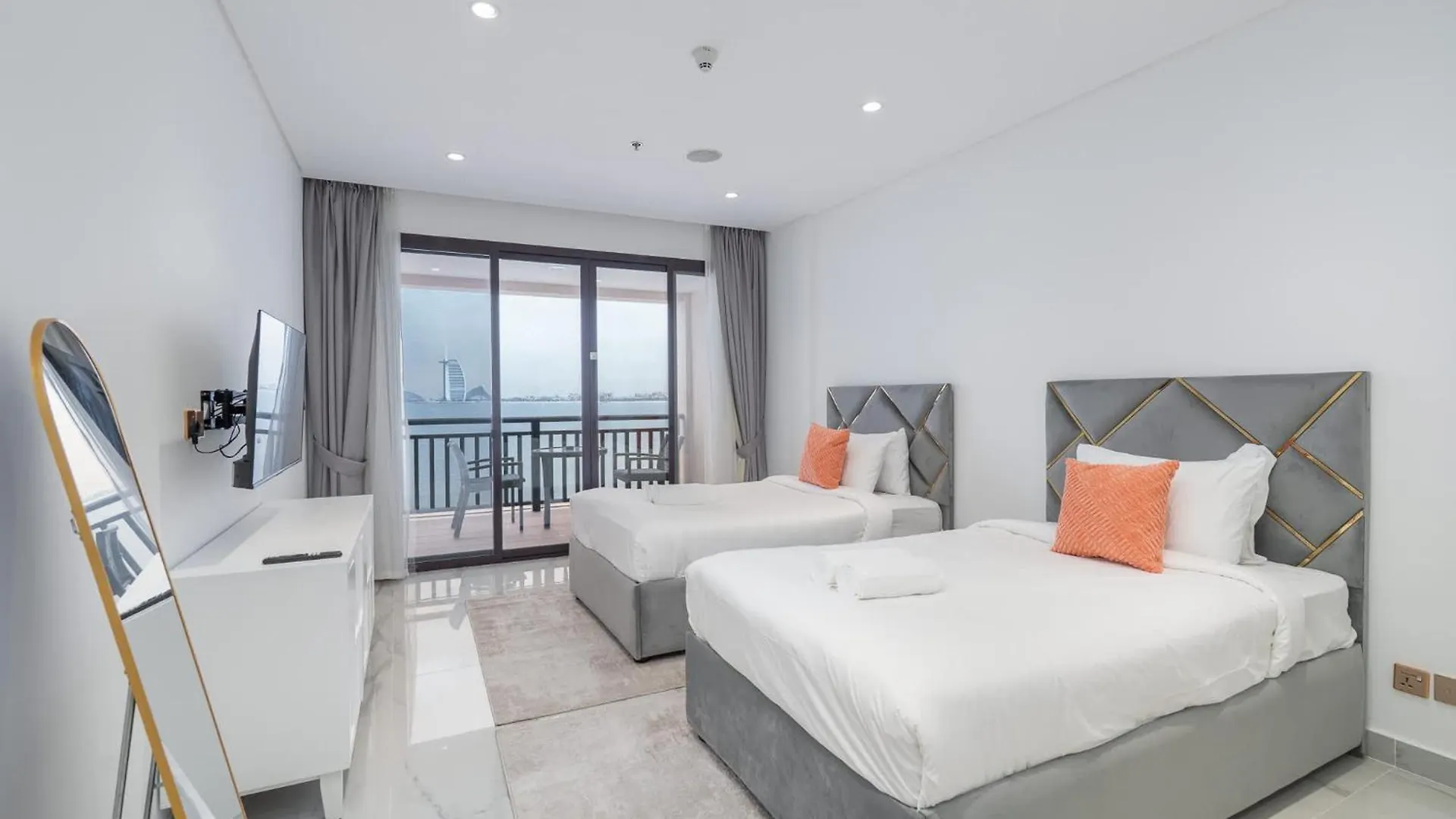 2 Bedroom With Beautiful Full Palm Waters Views Dubai